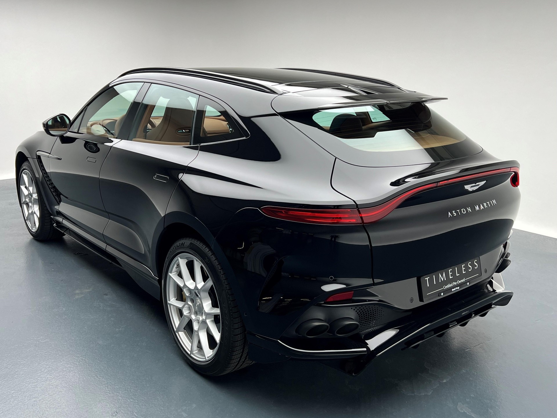 ASTON MARTIN DBX 707 4.0 V8 Bi-Turbo-showroom-element-1