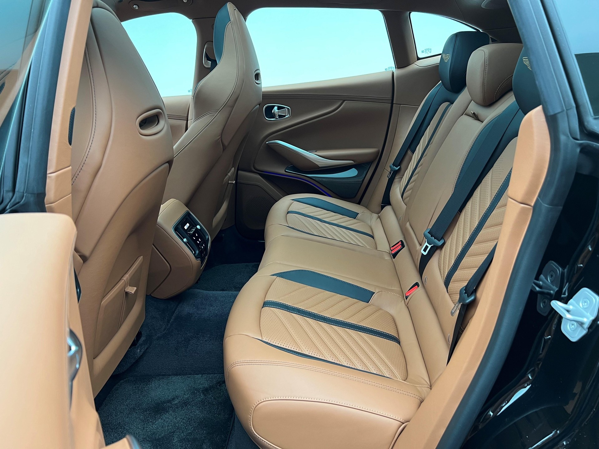 ASTON MARTIN DBX 707 4.0 V8 Bi-Turbo-image-13