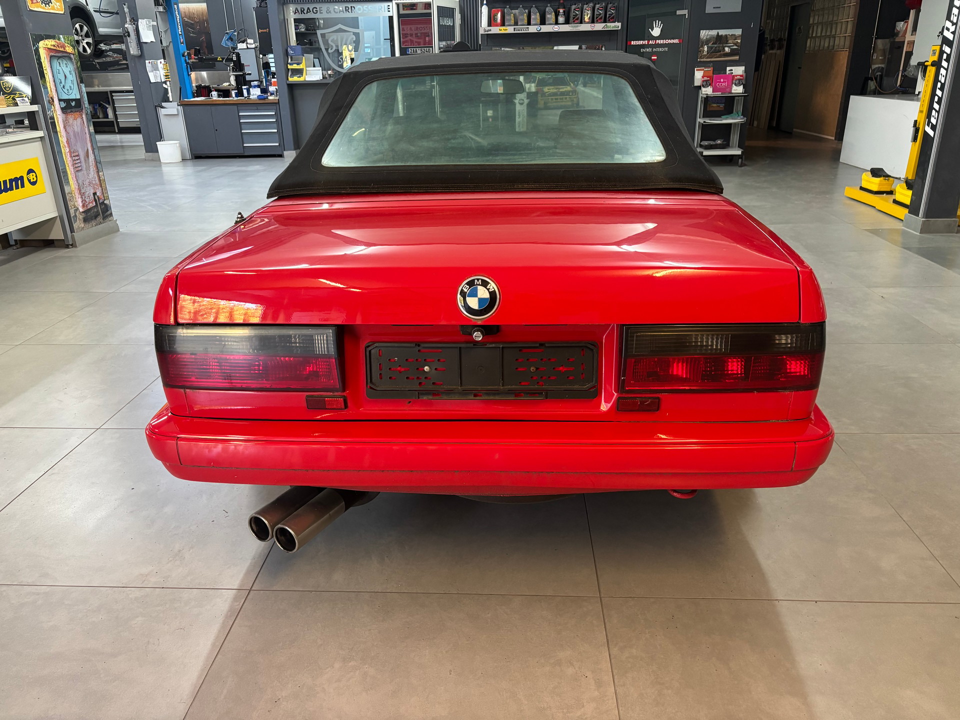 BMW 320i Cabrio-image-3