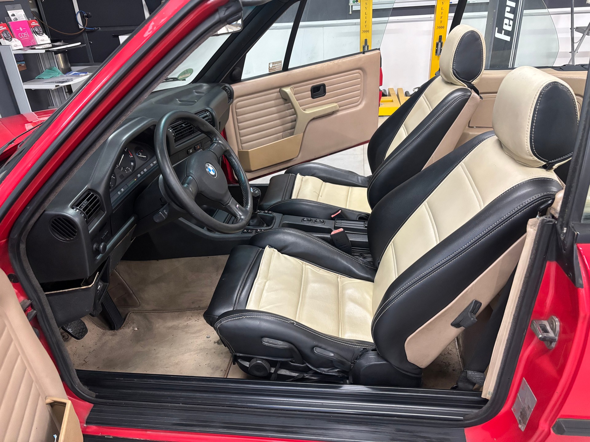 BMW 320i Cabrio-image-8