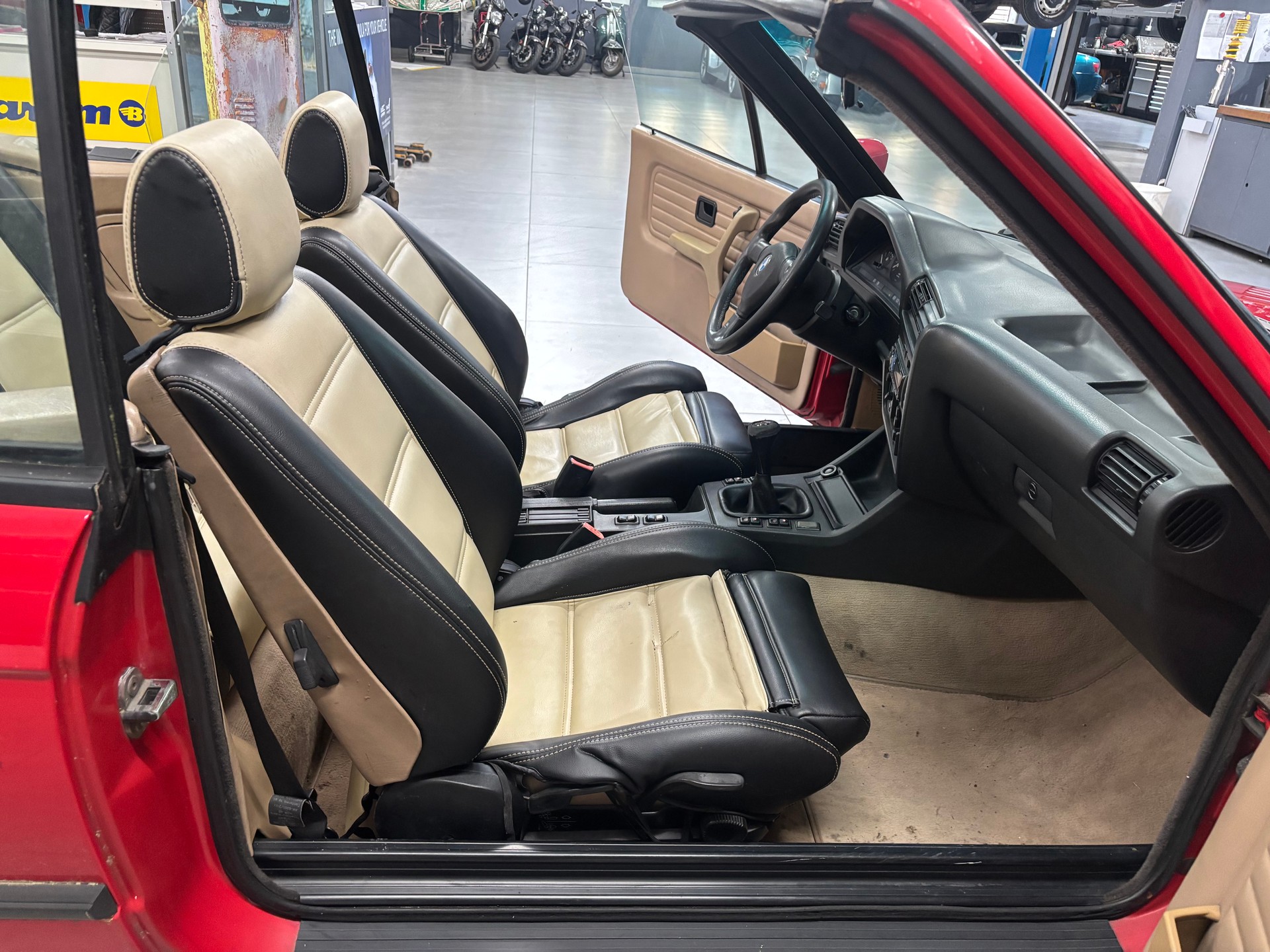 BMW 320i Cabrio-image-10