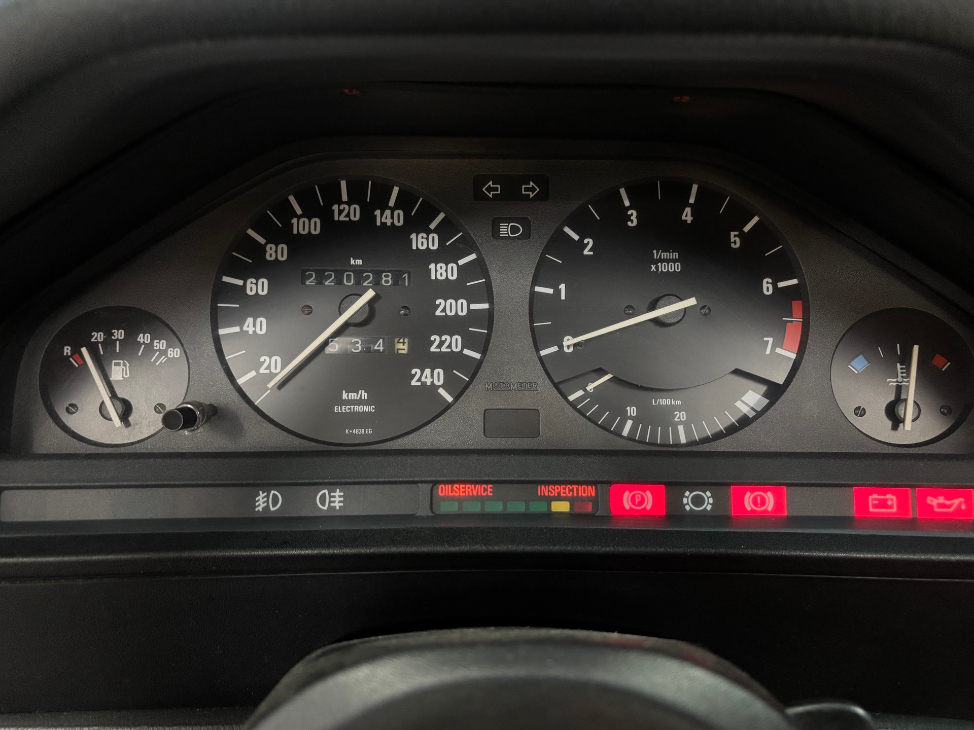 BMW 320i Cabrio-image-13