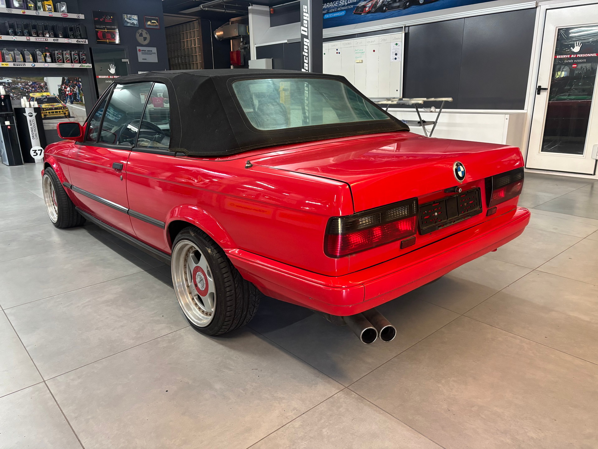 BMW 320i Cabrio-image-5