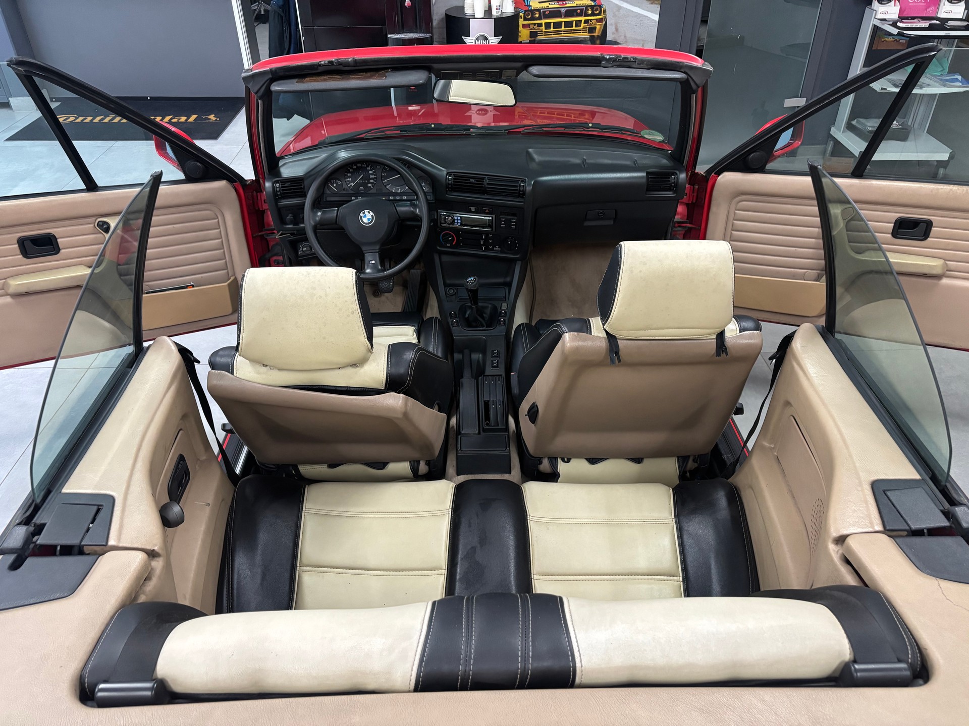 BMW 320i Cabrio-image-12