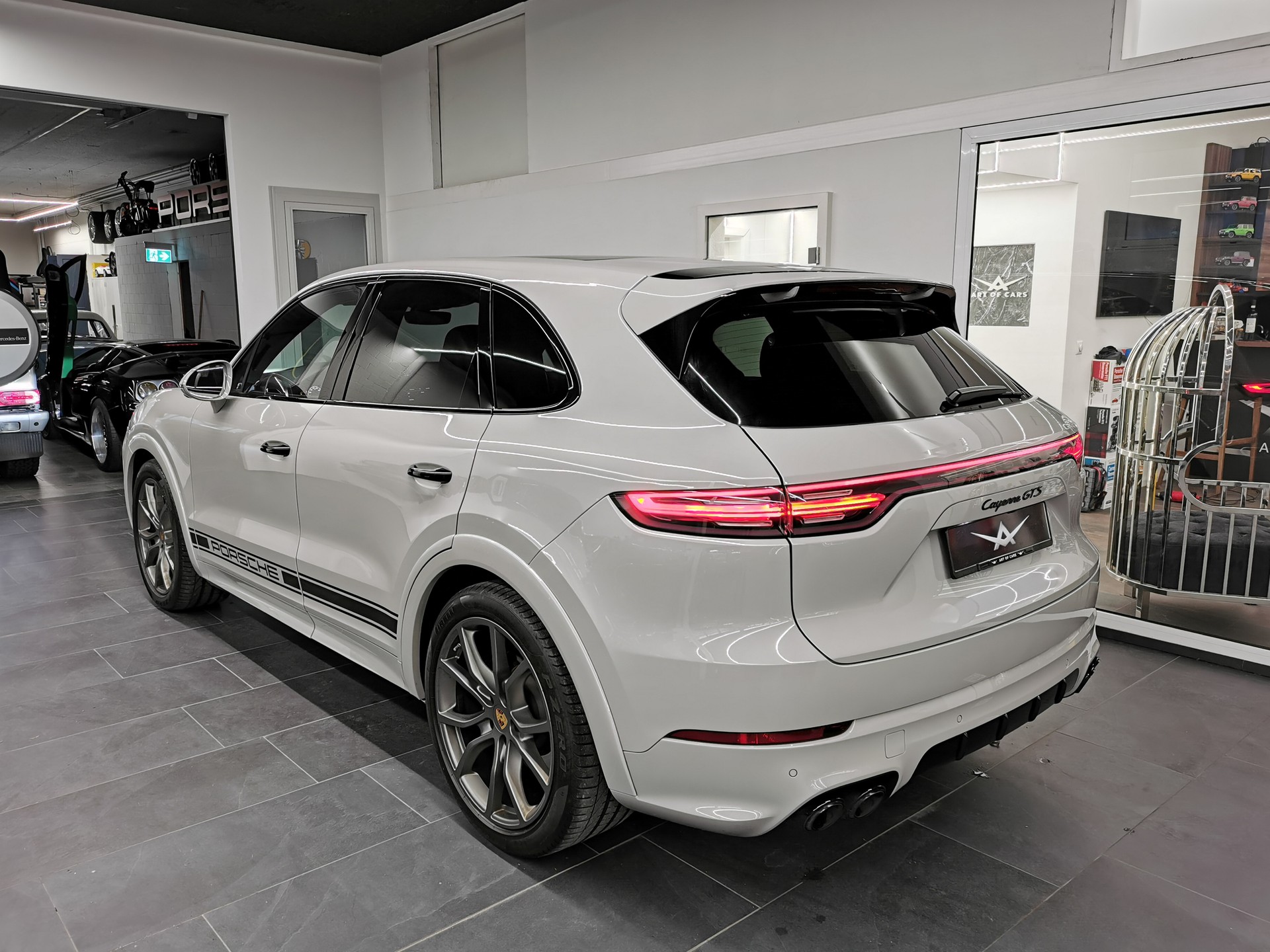 PORSCHE Cayenne GTS TURBO BIS 570 PS KREIDE ABSTANDSREGELTEMPOMAT 360° KAMERA ALCANTRA PANORAMADACH FACELIFT 2023 AHK SPORTABGAS HEADUP-image-4