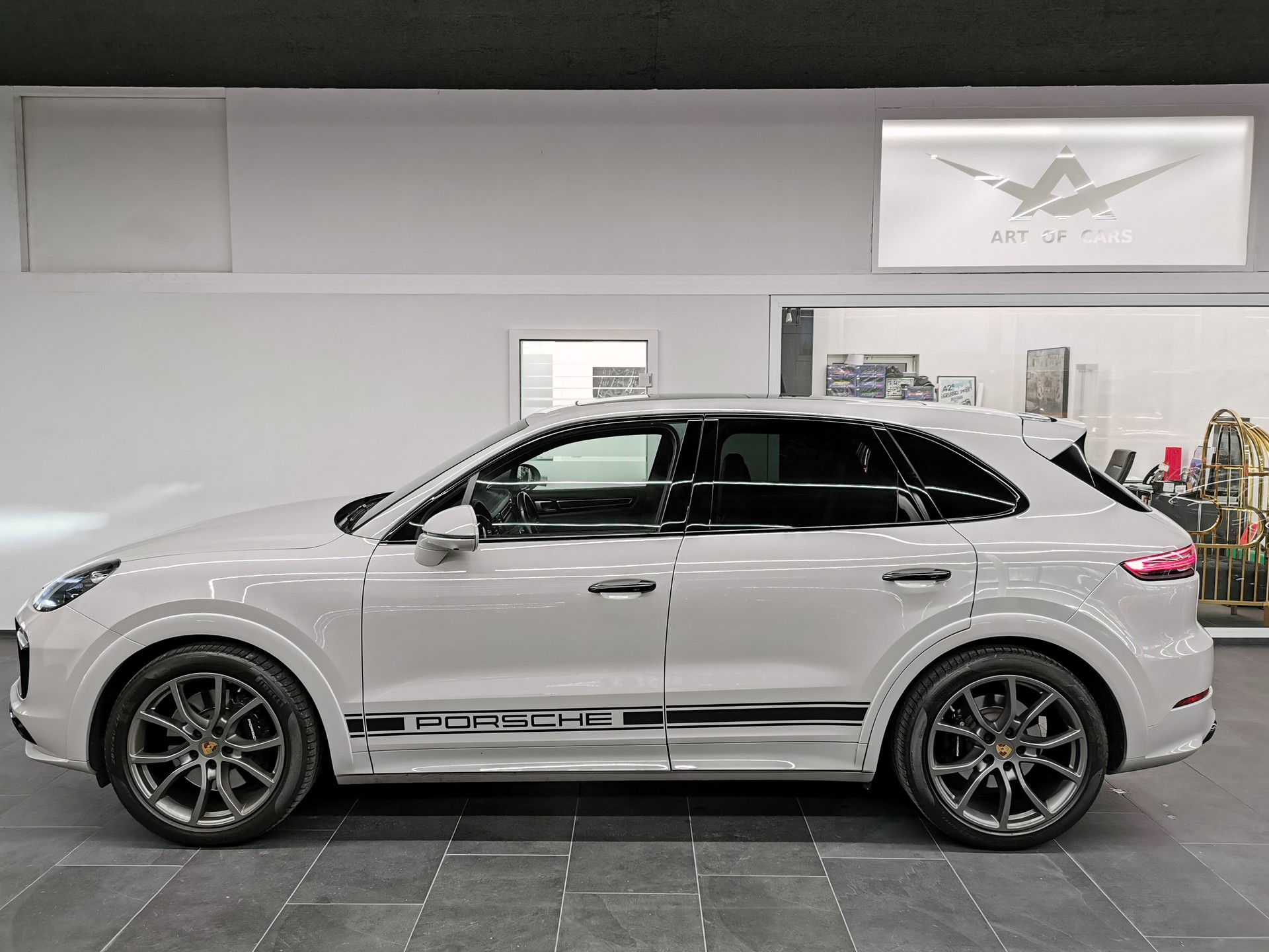 PORSCHE Cayenne GTS TURBO BIS 570 PS KREIDE ABSTANDSREGELTEMPOMAT 360° KAMERA ALCANTRA PANORAMADACH FACELIFT 2023 AHK SPORTABGAS HEADUP-image-3