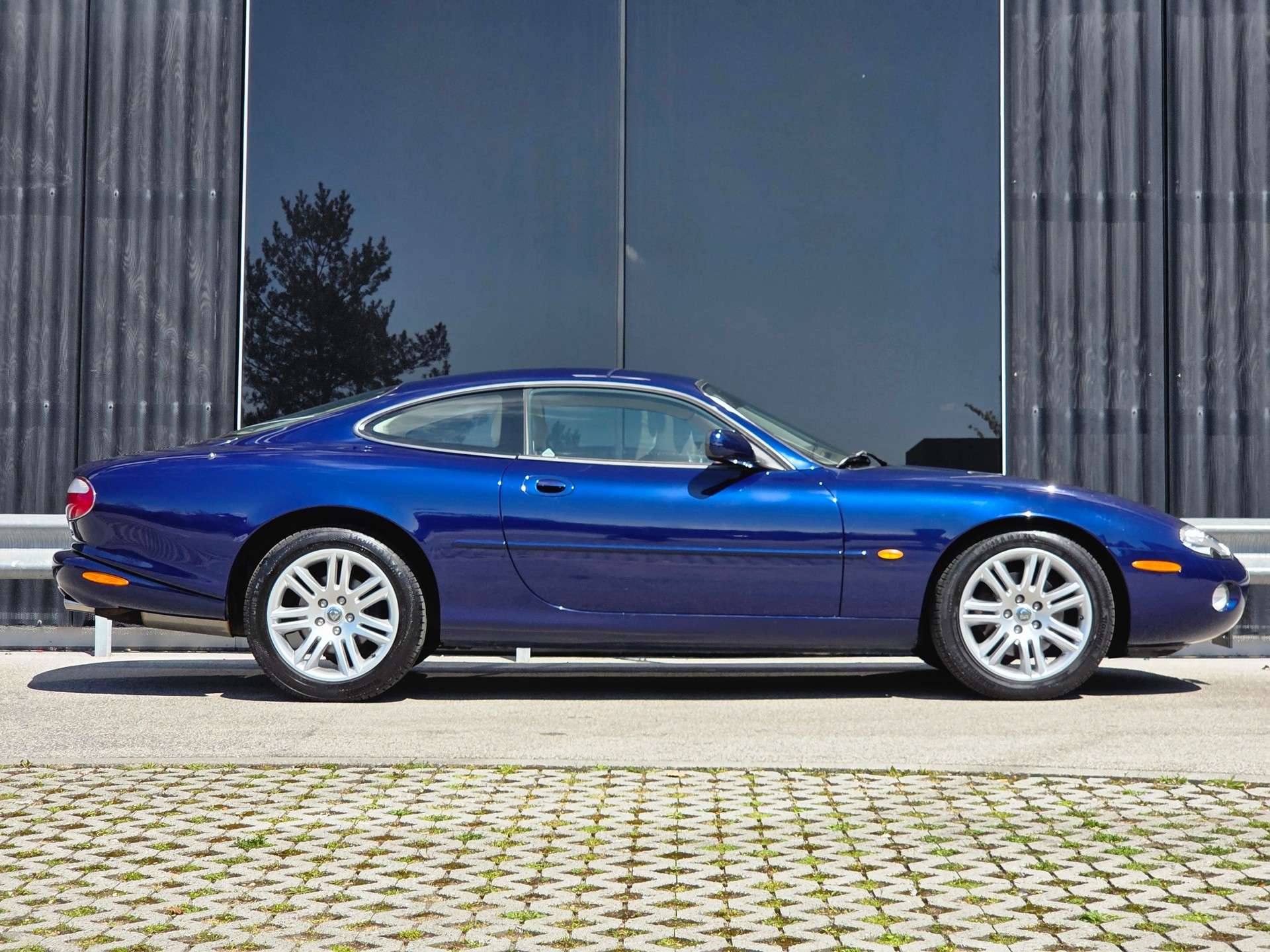 JAGUAR XK8 - voiture CH - excellent état - rare phase 2 - carnet de services - expertisée 04.2025.-image-1