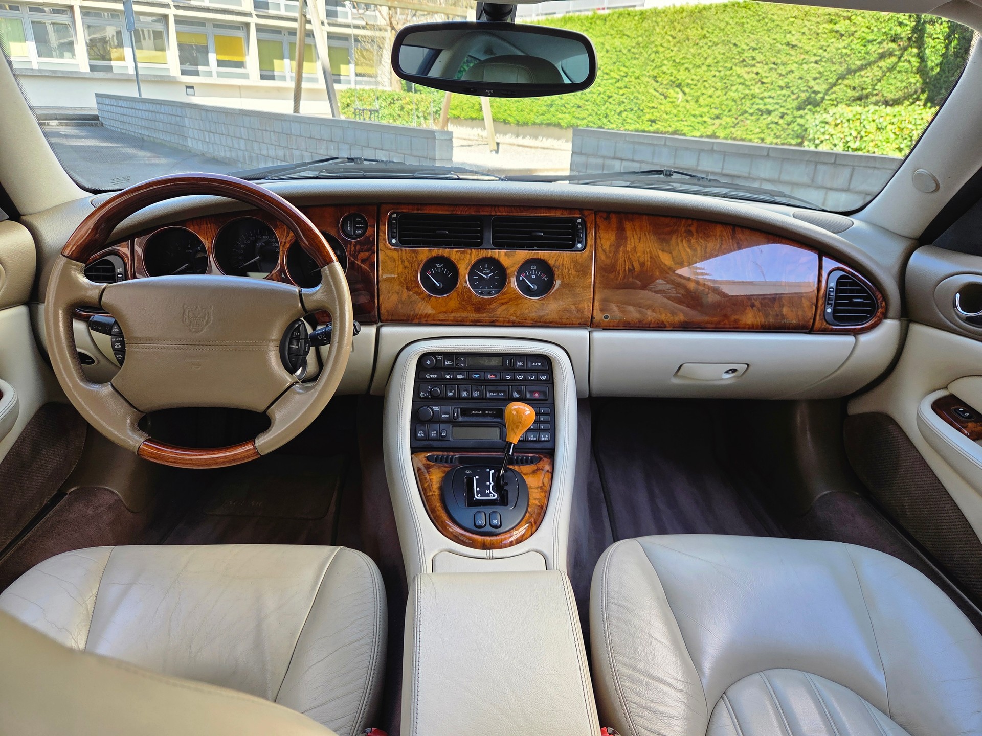 JAGUAR XK8 - voiture CH - excellent état - rare phase 2 - carnet de services - expertisée 04.2025.-image-9