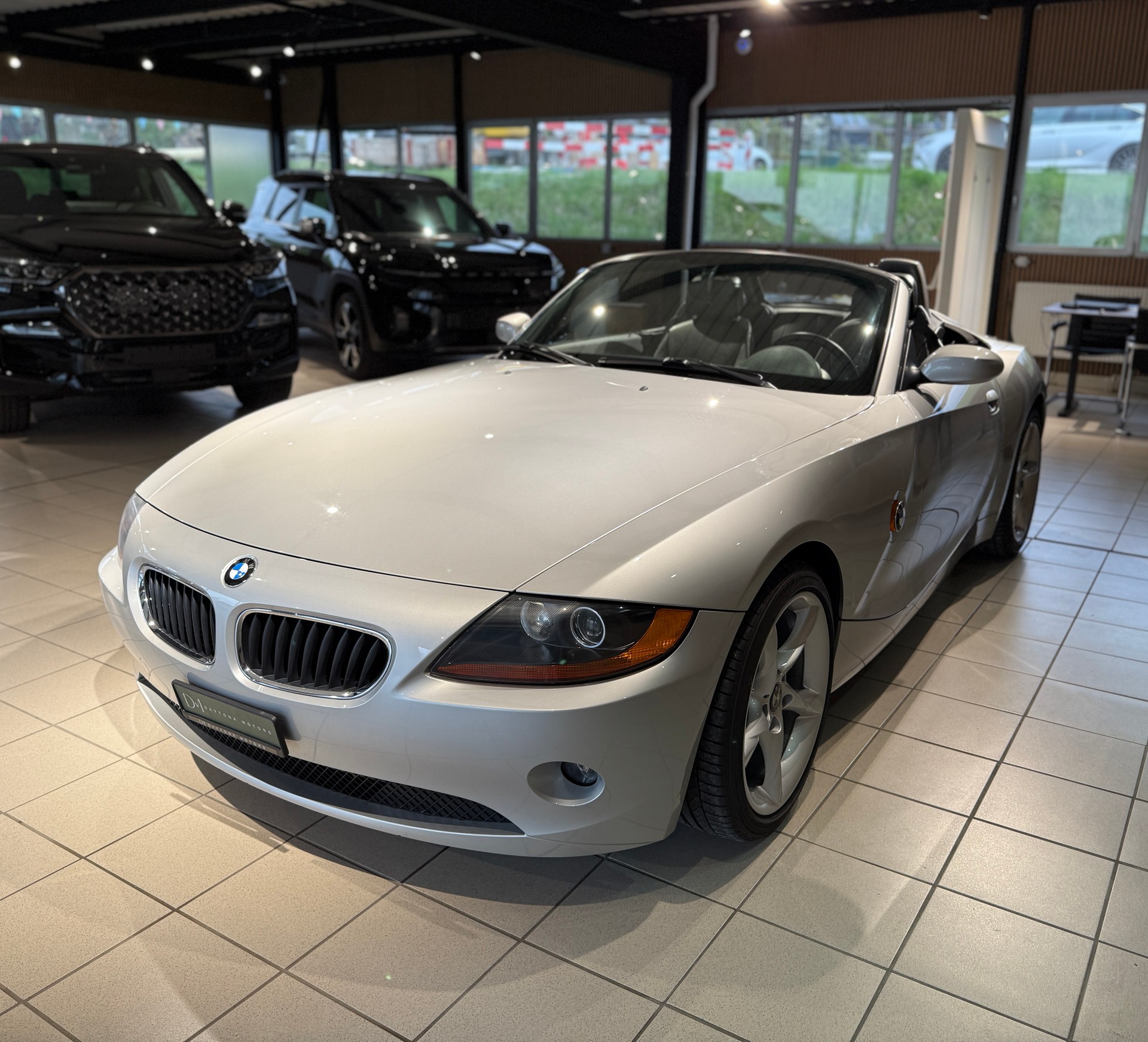 BMW Z4 2.2i Roadster-showroom-element-1