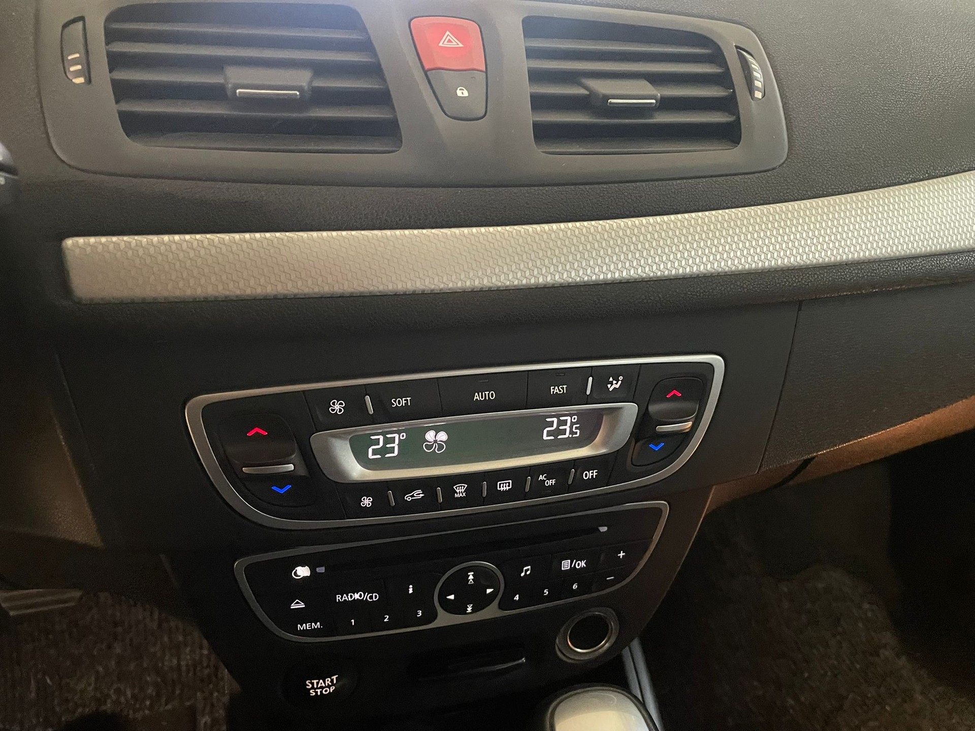 RENAULT Mégane Grandtour 2.0 16V Dynamique CVT-image-12