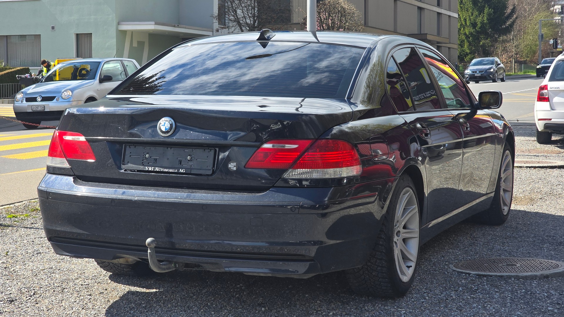 BMW 745d-showroom-element-3