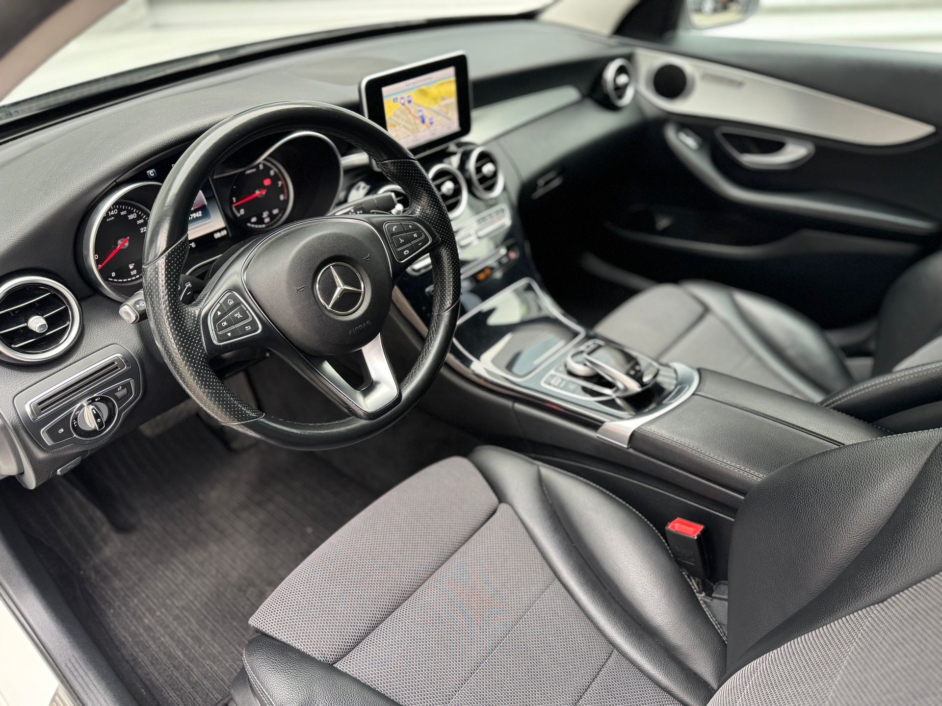 MERCEDES-BENZ C 180 AMG Line 7G-Tronic-image-4