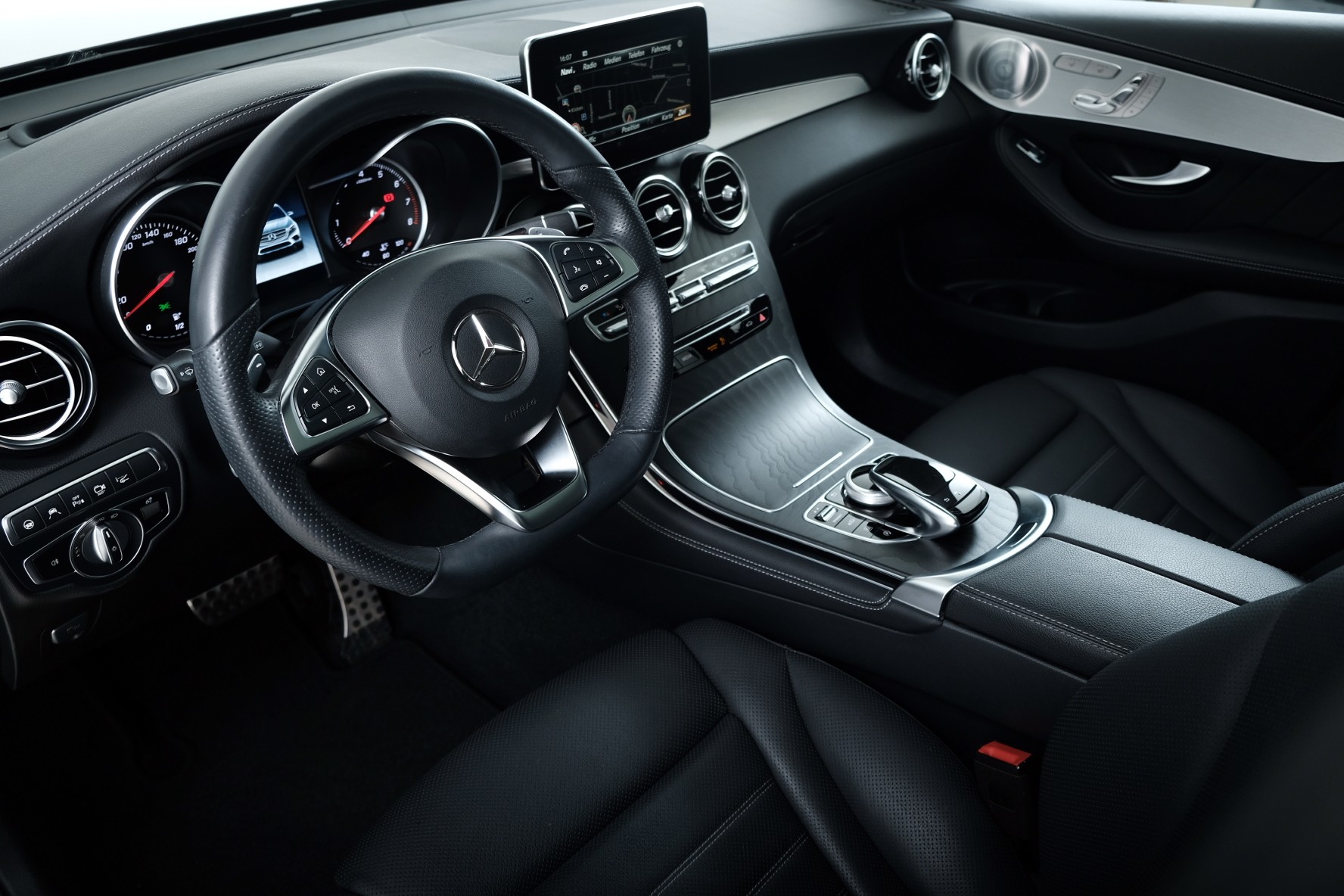 MERCEDES-BENZ GLC 250 AMG Line 4Matic 9G-Tronic-image-8
