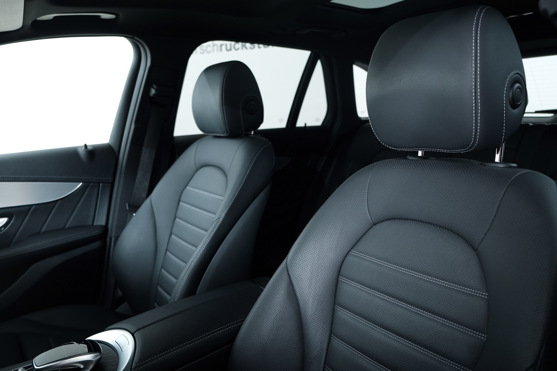 MERCEDES-BENZ GLC 250 AMG Line 4Matic 9G-Tronic-image-10