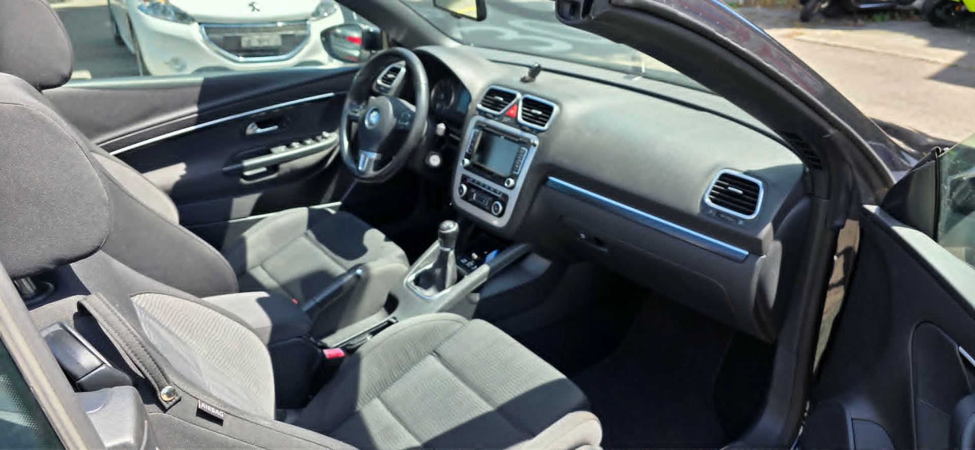 PEUGEOT 208 1.2 VTI Style-image-9