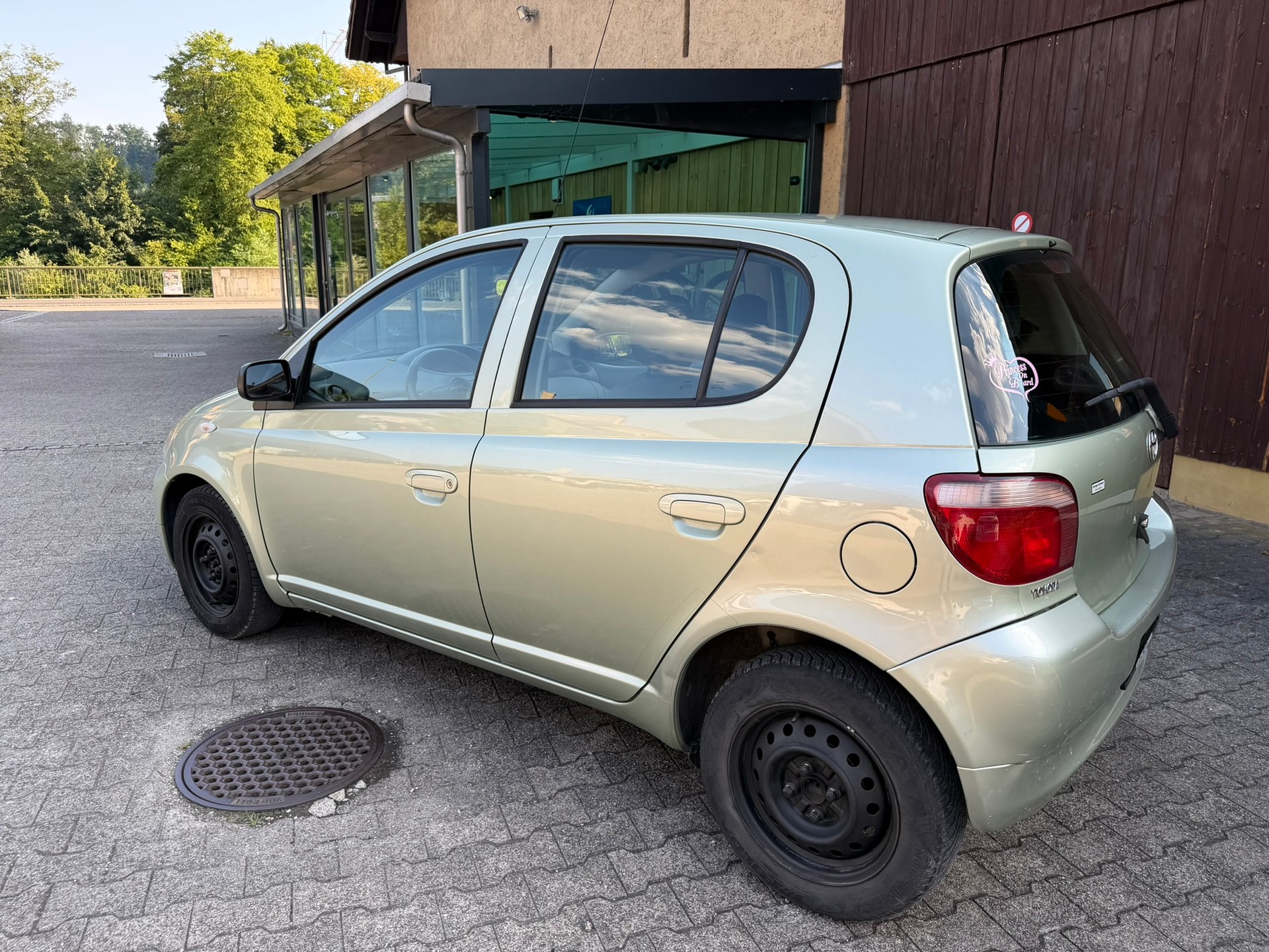 TOYOTA Yaris 1.3 Linea Sol-image-5