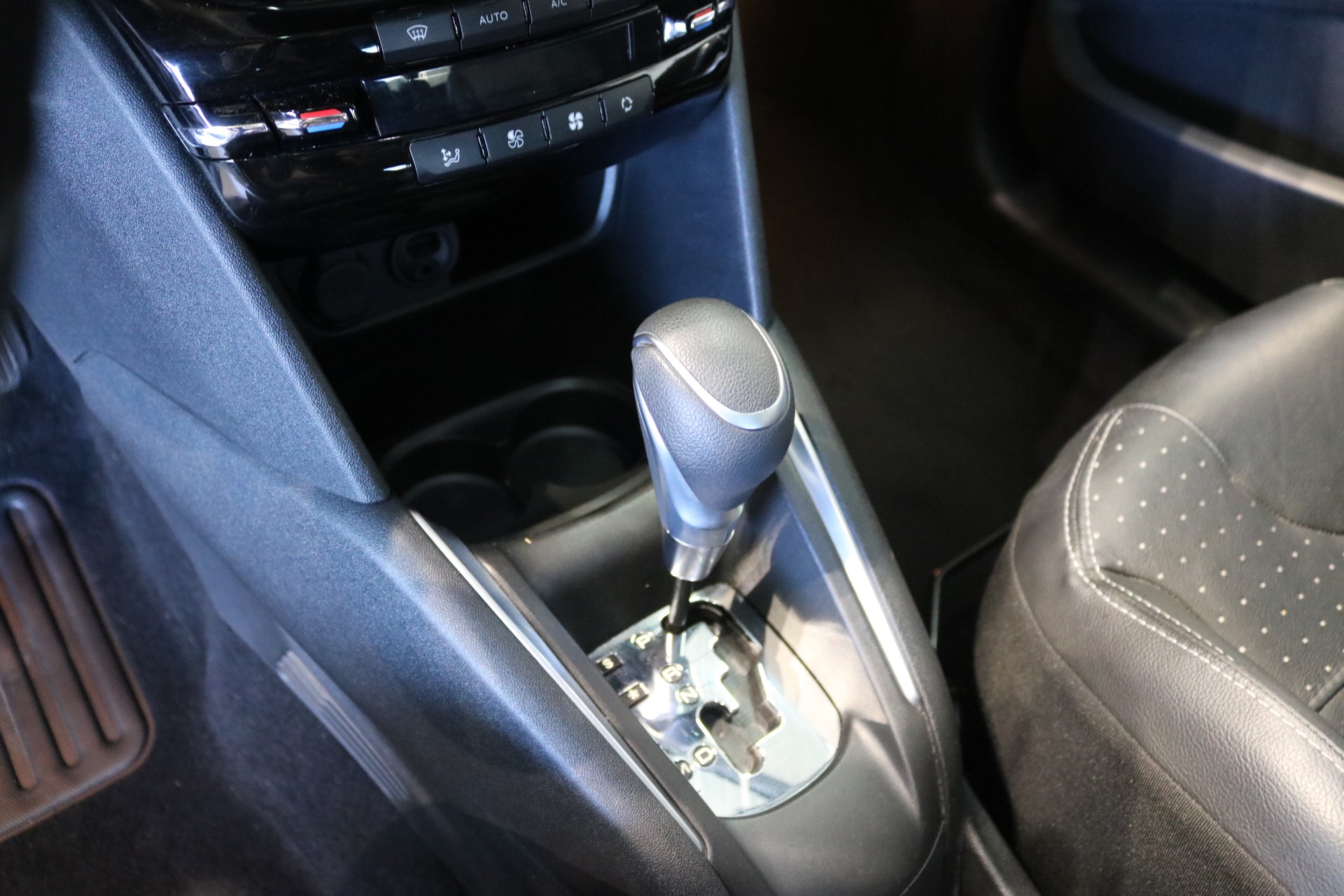 PEUGEOT 208 Allure EAT6-image-46