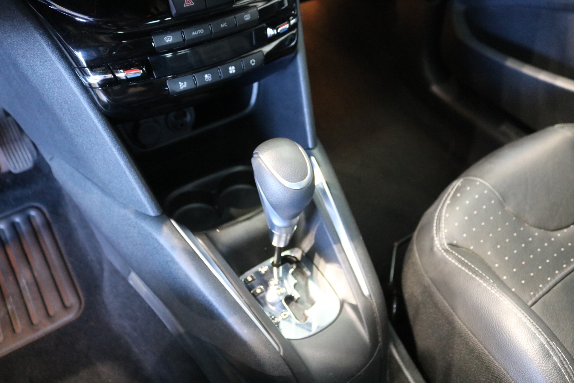 PEUGEOT 208 Allure EAT6-image-6