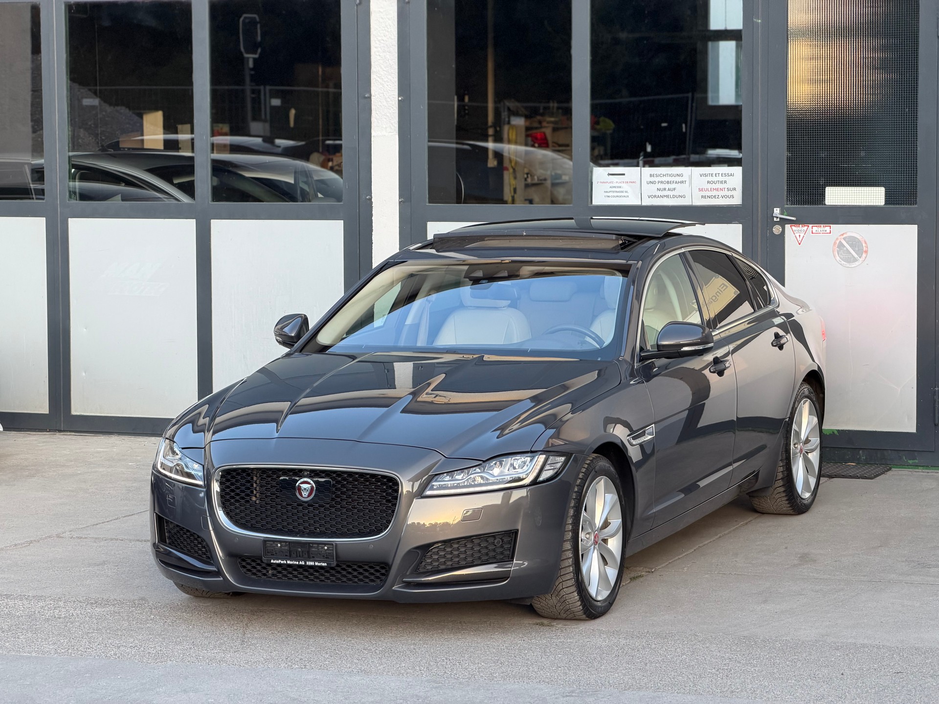 JAGUAR XF 30d Portfolio Automatic-showroom-element-1