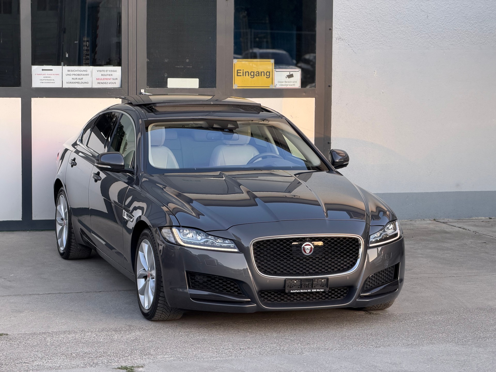 JAGUAR XF 30d Portfolio Automatic-showroom-element-3