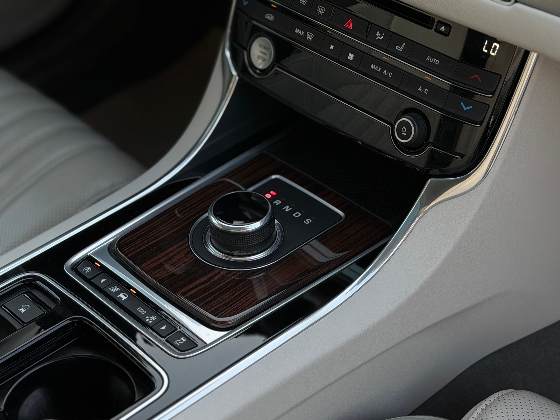 JAGUAR XF 30d Portfolio Automatic-image-16