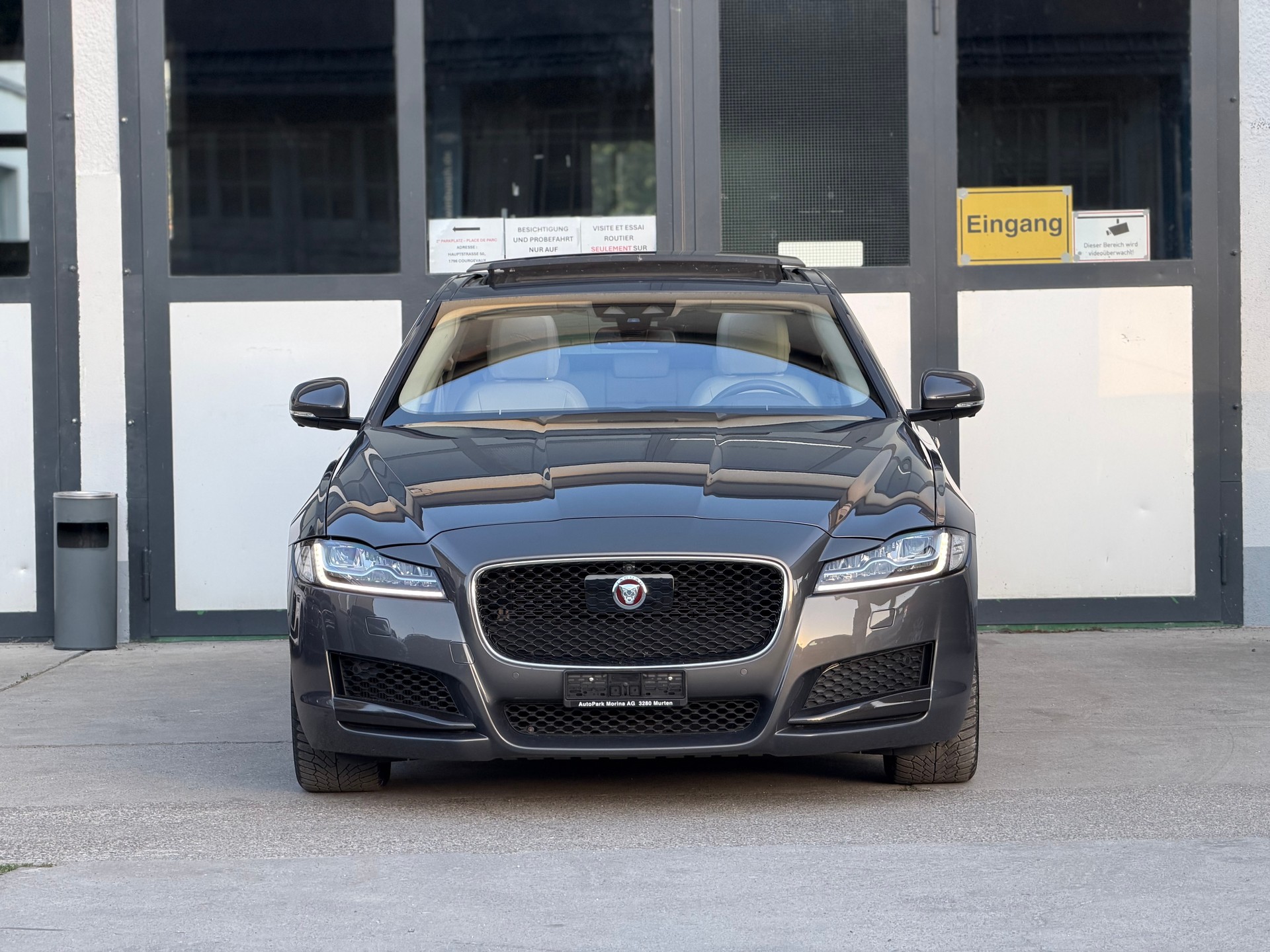JAGUAR XF 30d Portfolio Automatic-showroom-element-2
