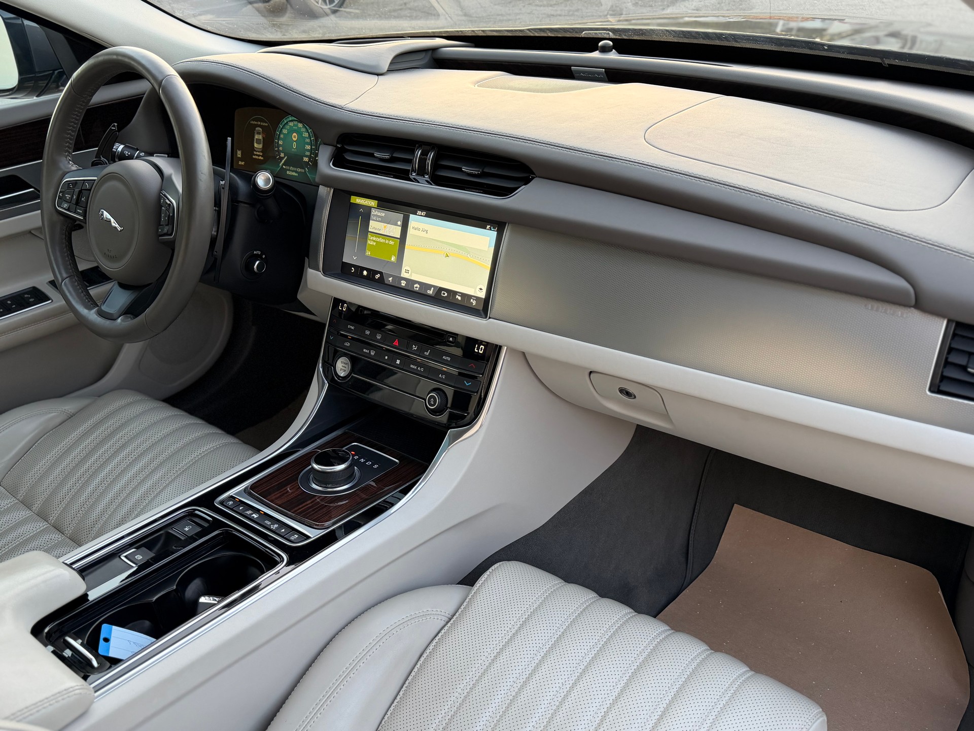 JAGUAR XF 30d Portfolio Automatic-image-14