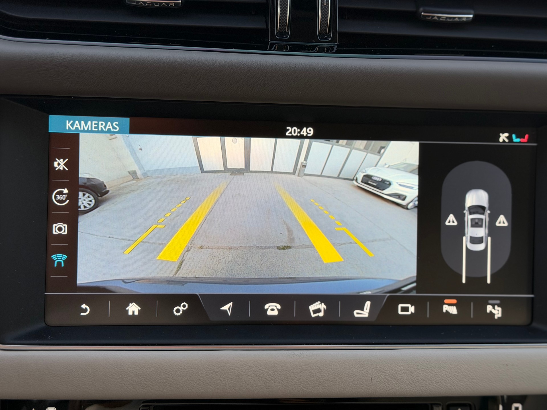 JAGUAR XF 30d Portfolio Automatic-image-18