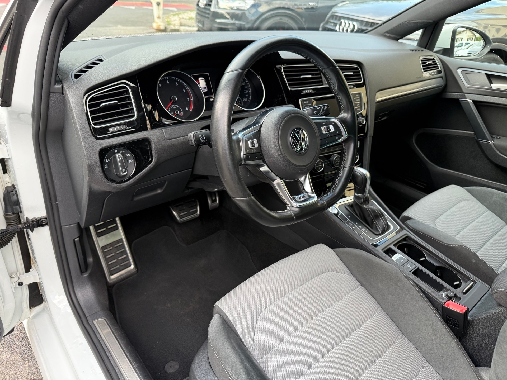 VW Golf 1.2 TSI Lounge R-Line DSG-image-8