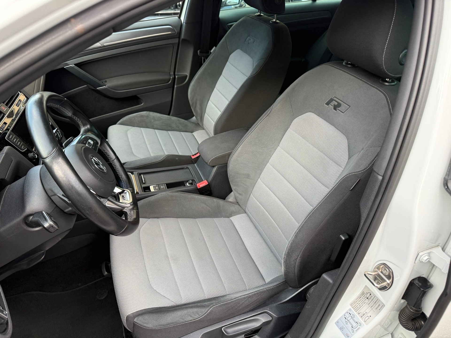 VW Golf 1.2 TSI Lounge R-Line DSG-image-9