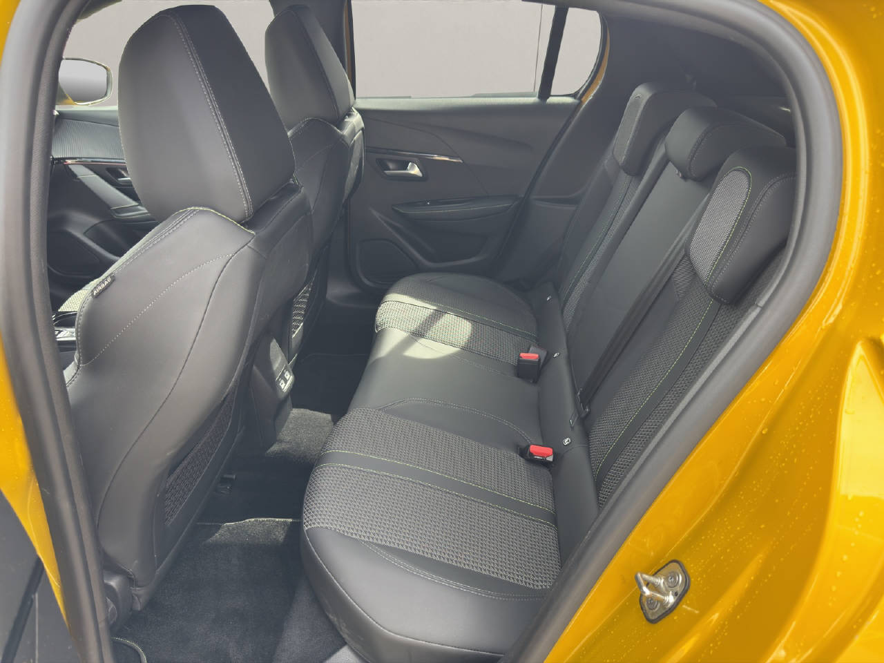 PEUGEOT 208 1.2 PureTech 130 GT Line-image-5