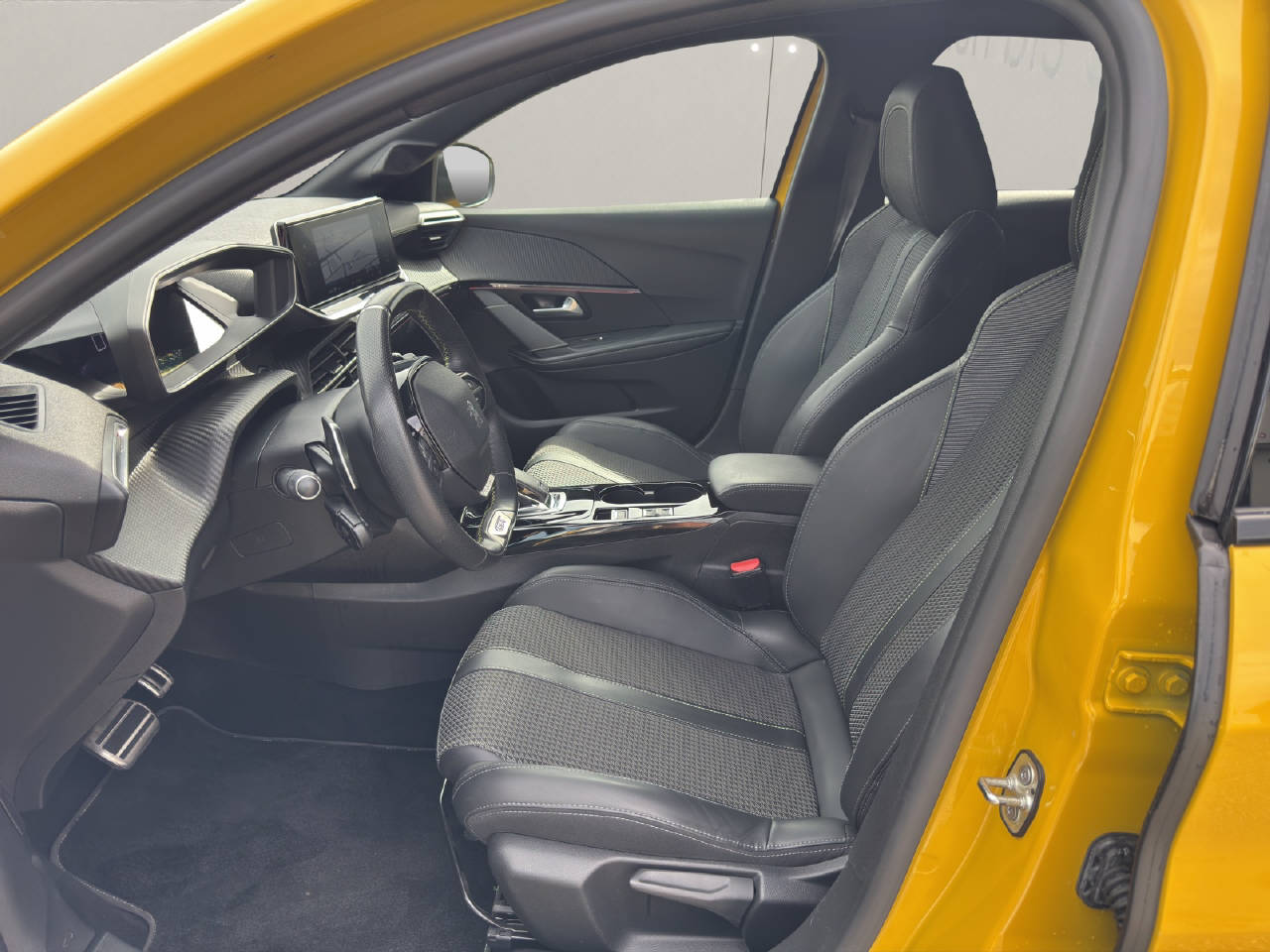 PEUGEOT 208 1.2 PureTech 130 GT Line-image-4