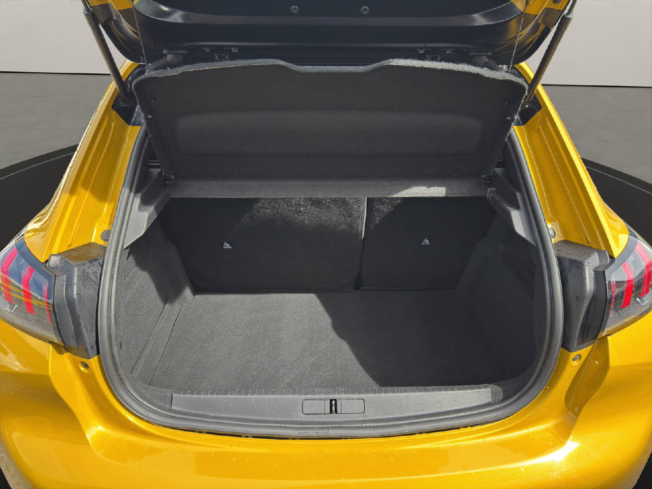 PEUGEOT 208 1.2 PureTech 130 GT Line-image-15