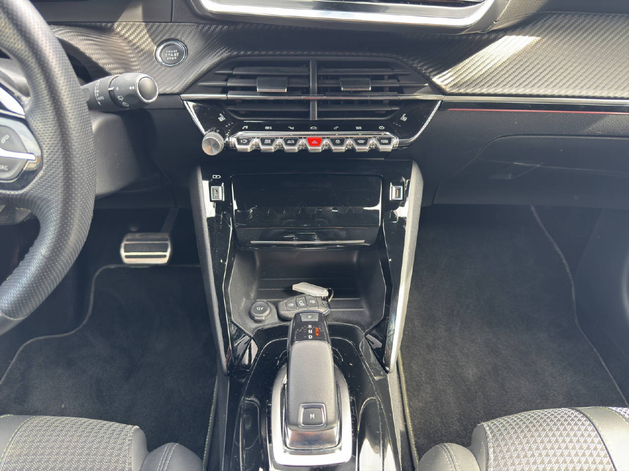 PEUGEOT 208 1.2 PureTech 130 GT Line-image-9