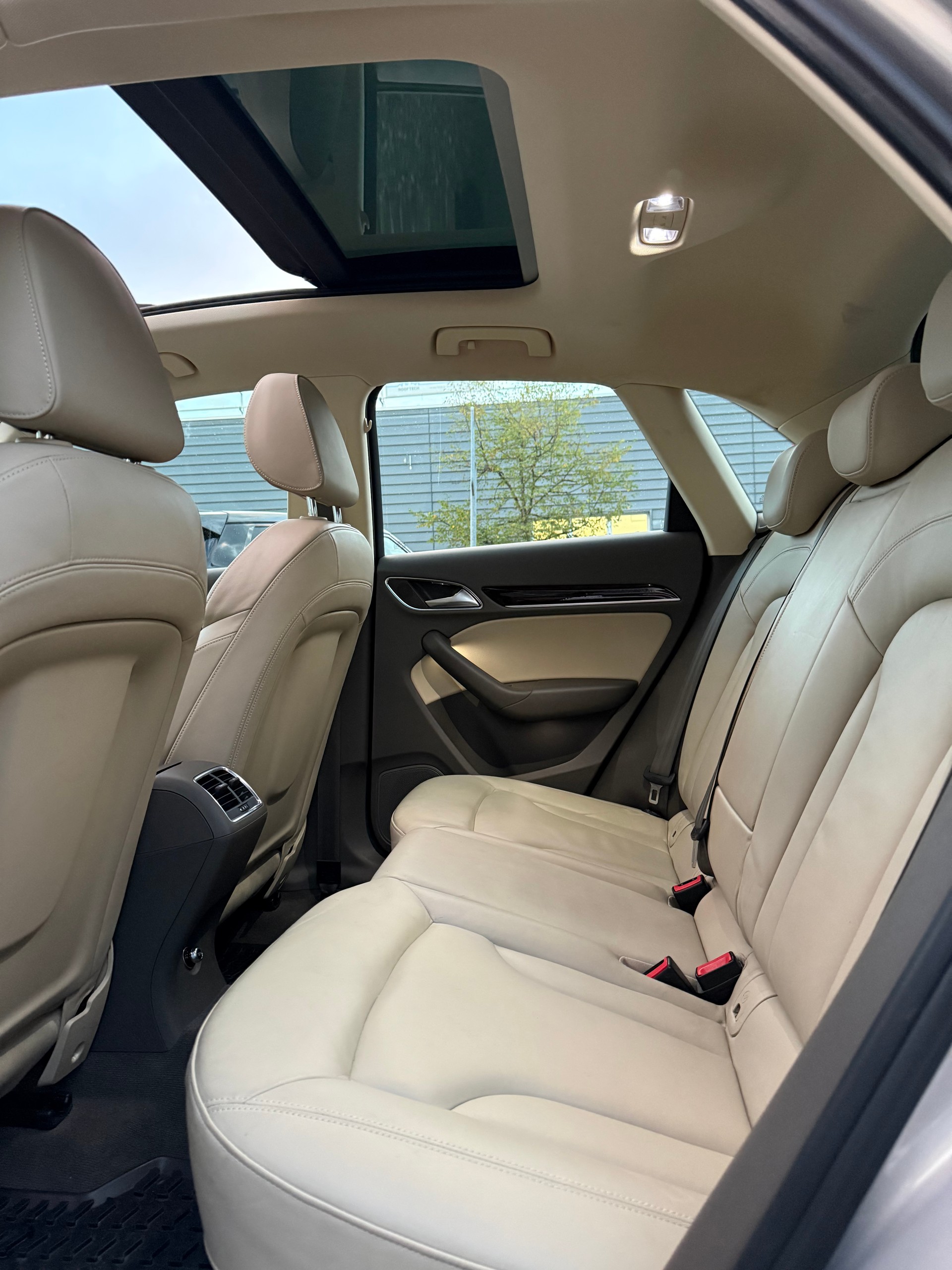 AUDI Q3 2.0 TFSI quattro S-tronic-showroom-element-3