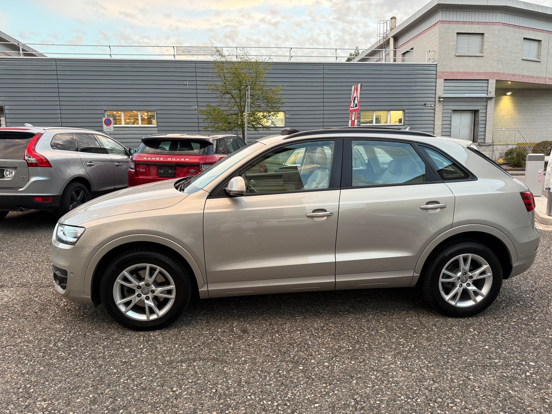 AUDI Q3 2.0 TFSI quattro S-tronic-showroom-element-1