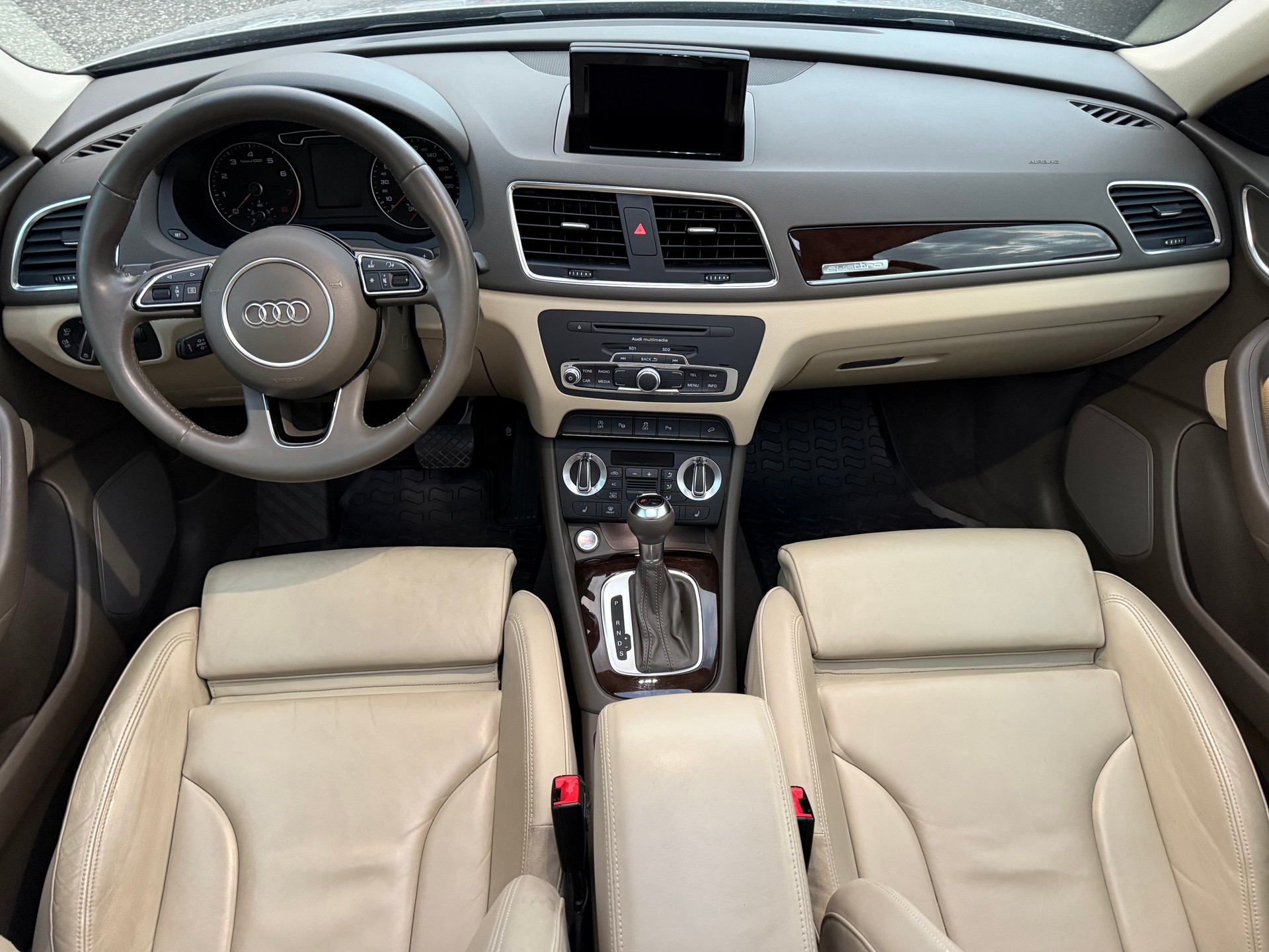 AUDI Q3 2.0 TFSI quattro S-tronic-image-4