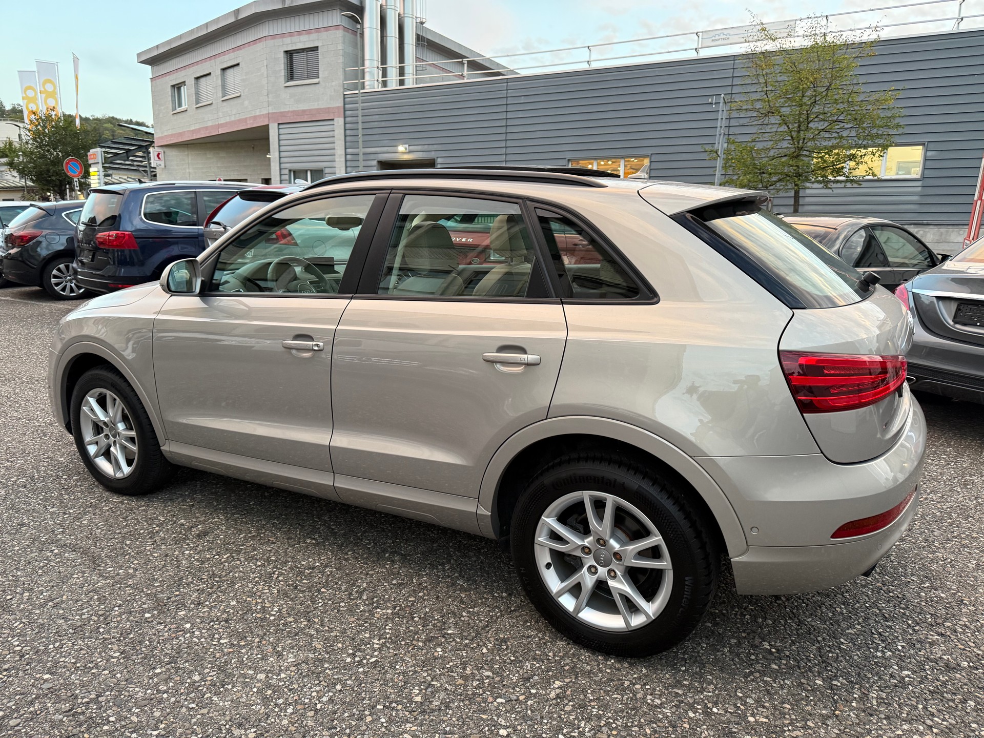 AUDI Q3 2.0 TFSI quattro S-tronic-showroom-element-2