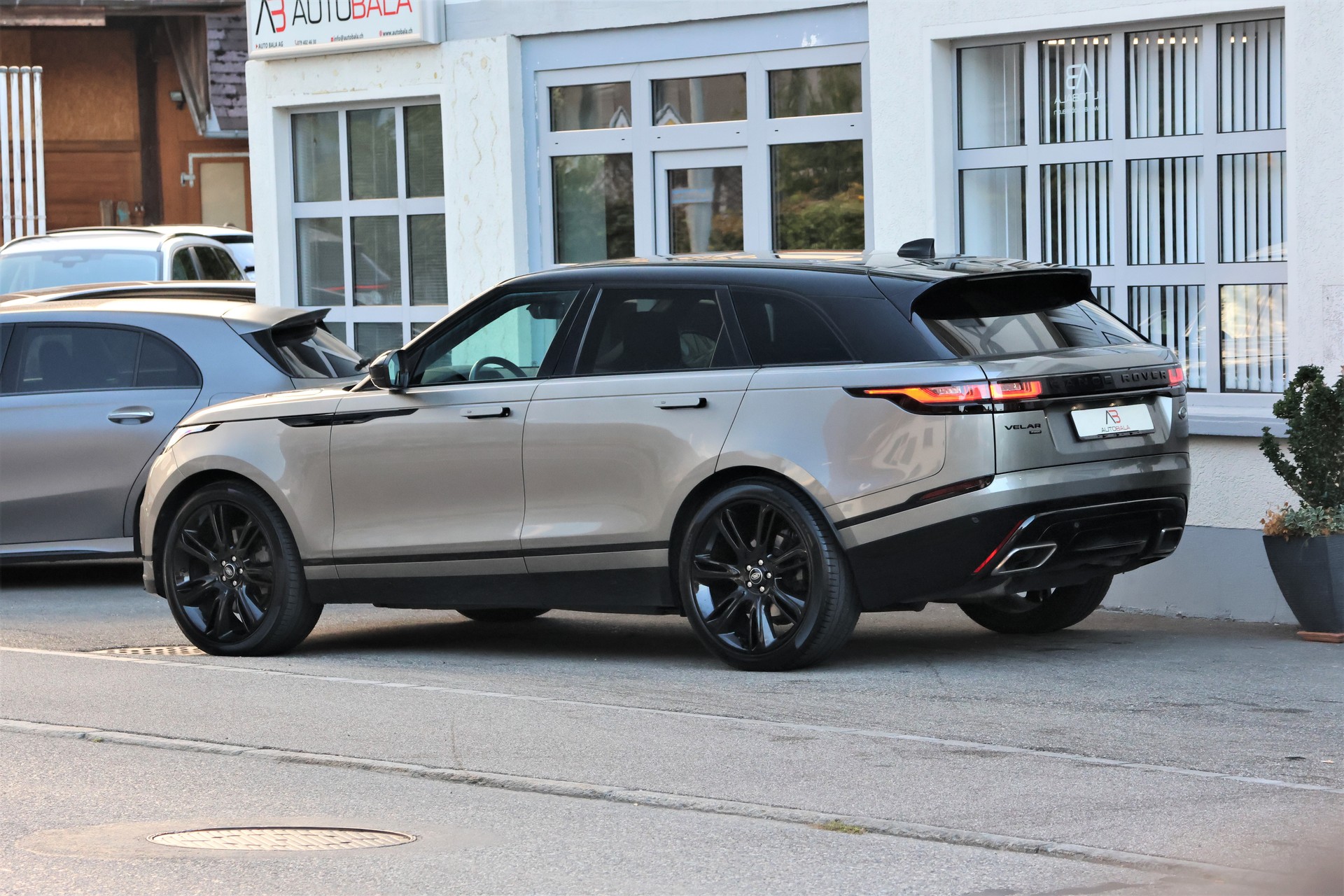 LAND ROVER Range Rover Velar R-Dynamic P 400 HSE Automatic (CH) + 2.5T AHK-image-4