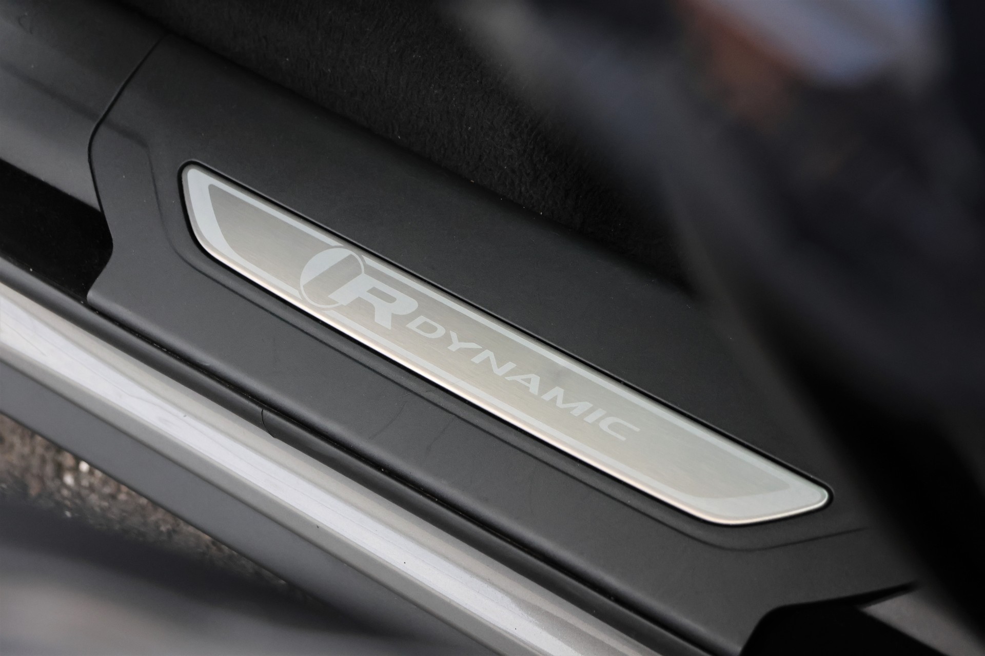 LAND ROVER Range Rover Velar R-Dynamic P 400 HSE Automatic (CH) + 2.5T AHK-image-17