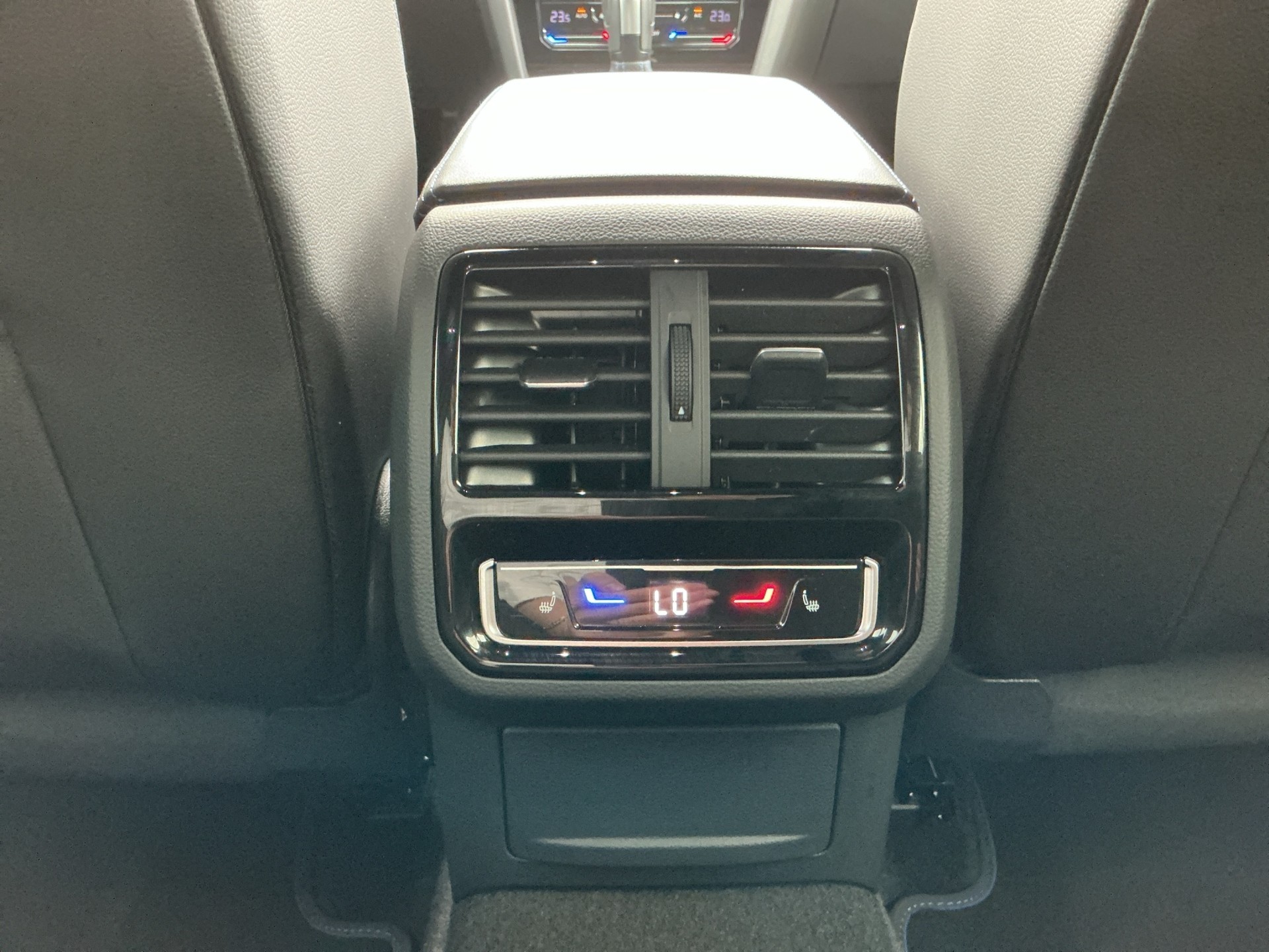 VW Arteon SB 2.0 TSI R 4Motion DSG-image-13
