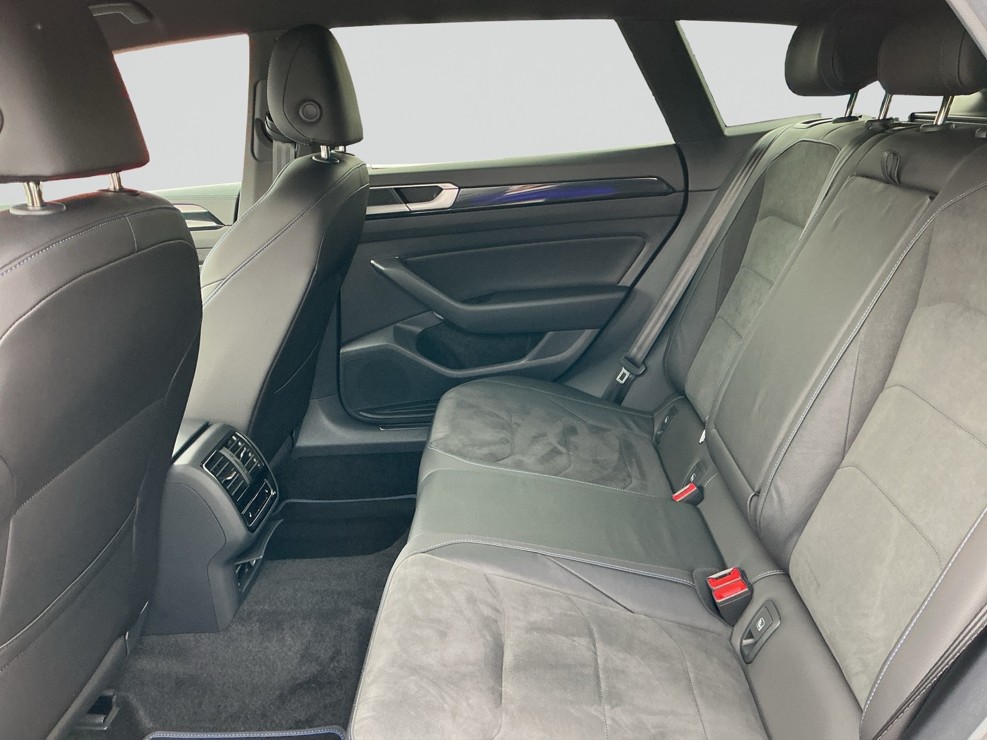 VW Arteon SB 2.0 TSI R 4Motion DSG-image-8