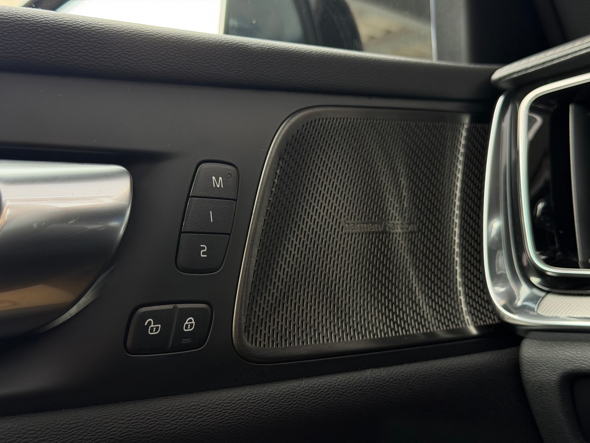 VOLVO V60 B4 Benzin Mild Hybrid Ultra Dark DCT-image-29