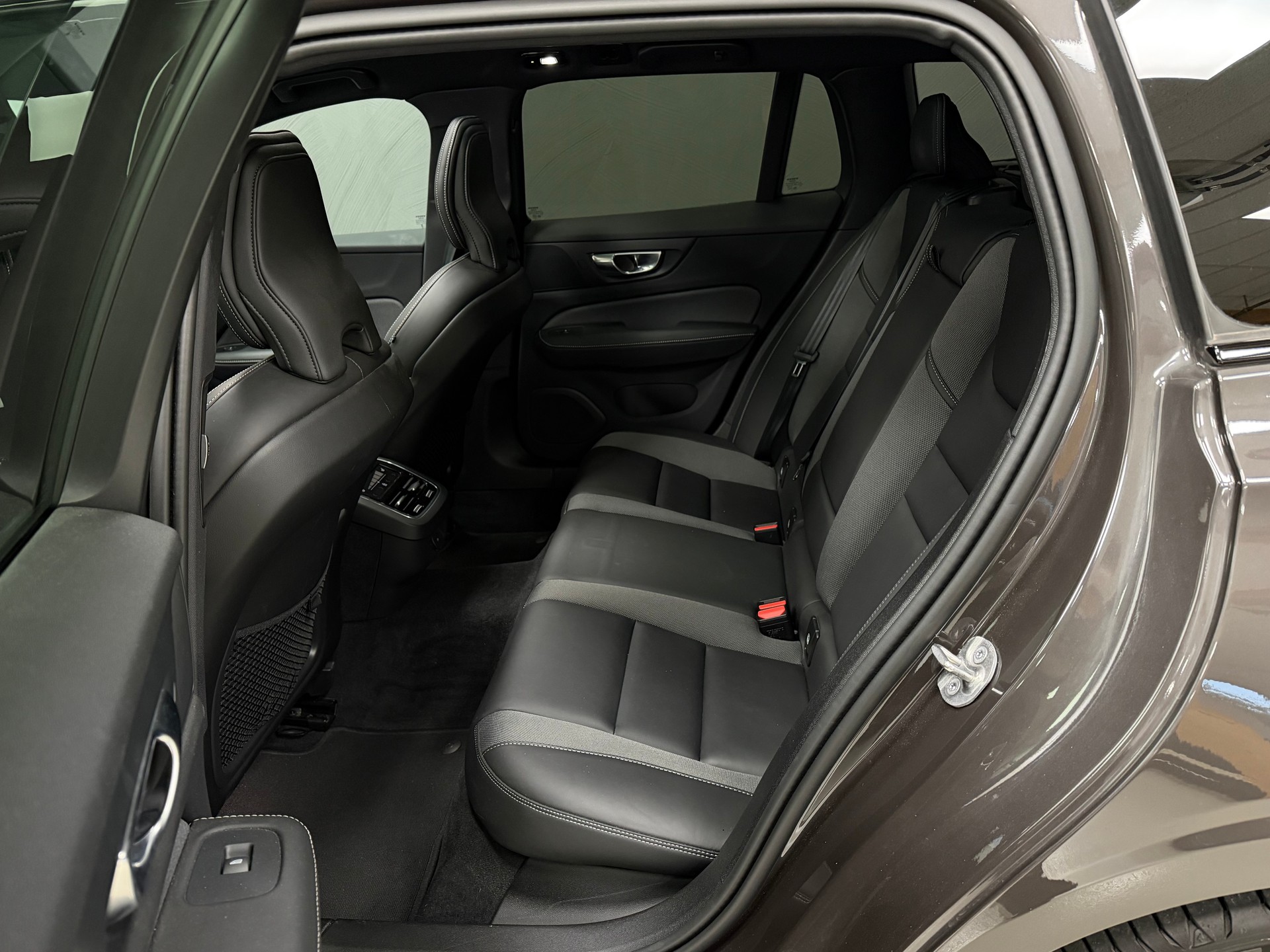 VOLVO V60 B4 Benzin Mild Hybrid Ultra Dark DCT-image-15