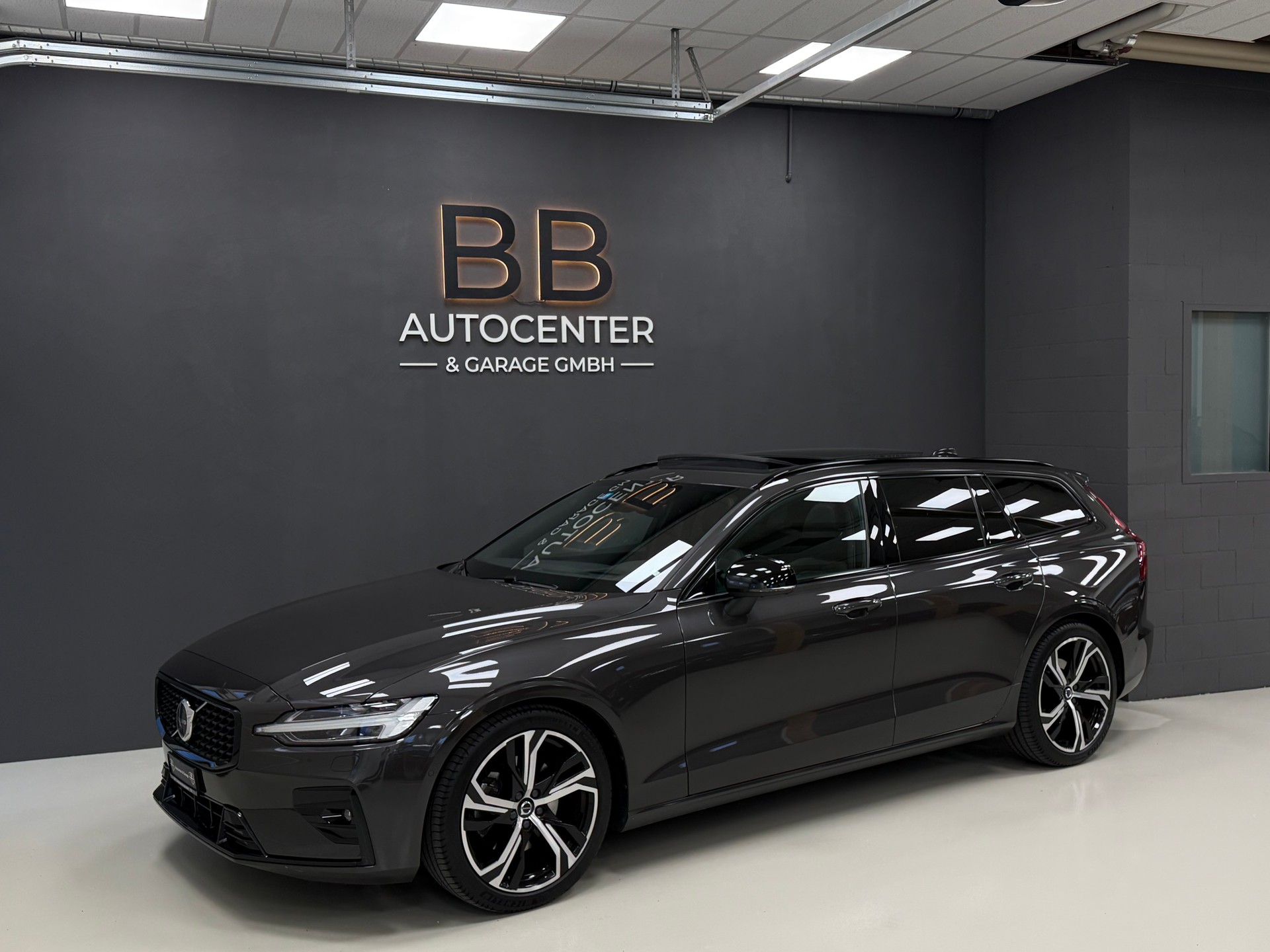 VOLVO V60 B4 Benzin Mild Hybrid Ultra Dark DCT-showroom-element-1