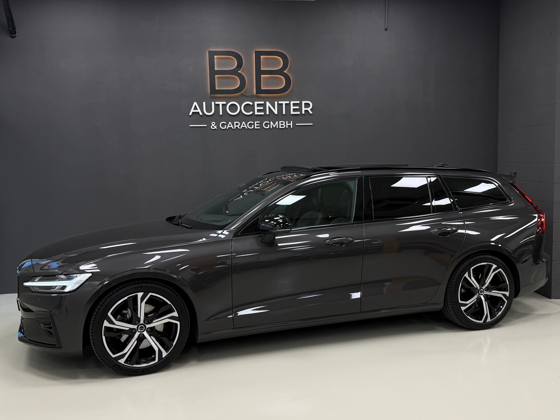 VOLVO V60 B4 Benzin Mild Hybrid Ultra Dark DCT-showroom-element-2