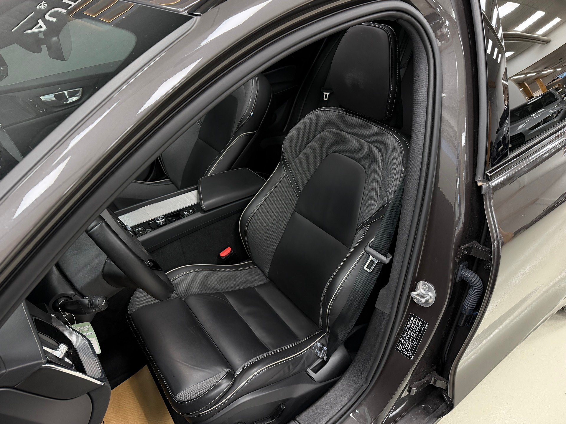 VOLVO V60 B4 Benzin Mild Hybrid Ultra Dark DCT-image-13