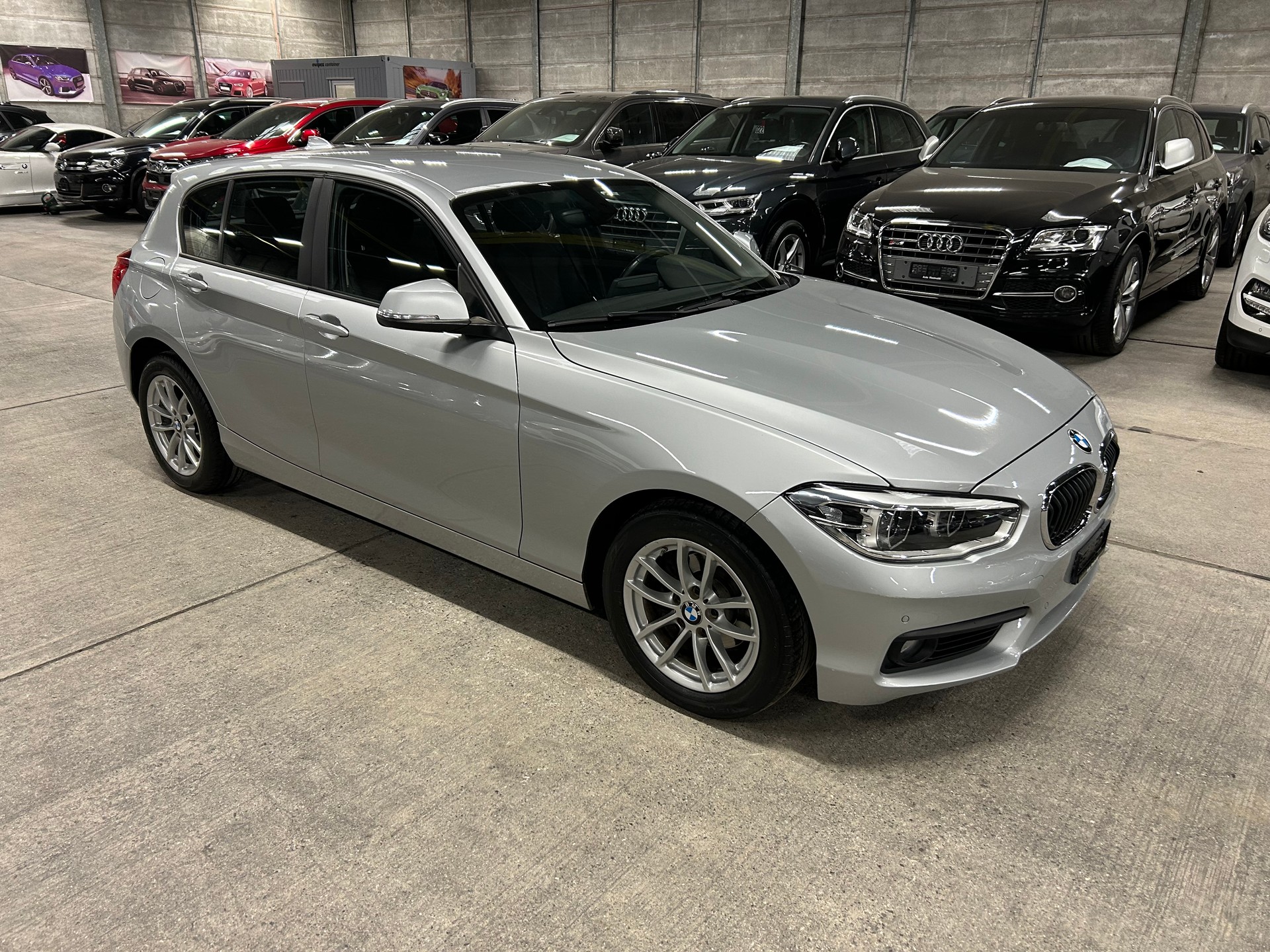 BMW 118i Steptronic-showroom-element-2