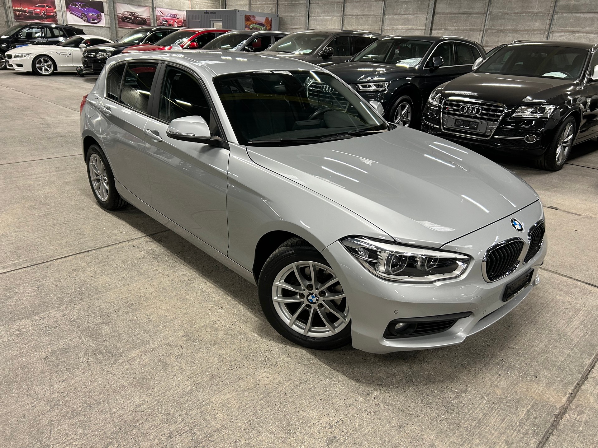 BMW 118i Steptronic-showroom-element-1