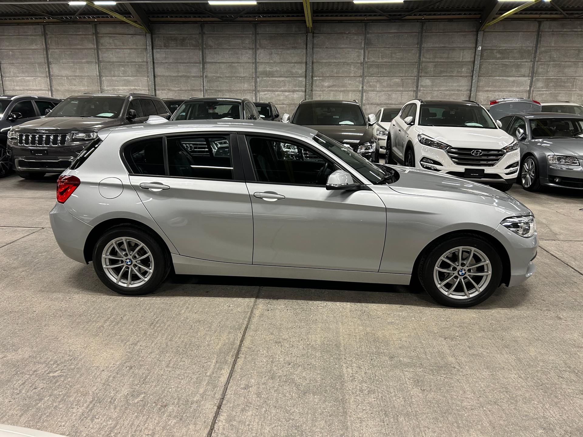 BMW 118i Steptronic-showroom-element-3